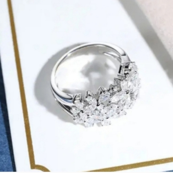 Full Petal Zircon Ring - Picture 10 of 10